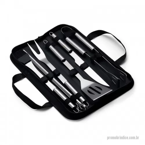 Kit churrasco personalizado - Kit Churrasco 9 Peças em estojo de nylon com alça. Contém: pegador, garfo, espátula, faca, pincel e 4 espetos. Utensílios de inox com proteções plásticas e parte interna com velcro para fixação das peças, acompanha plaquinha metálica para personalização.