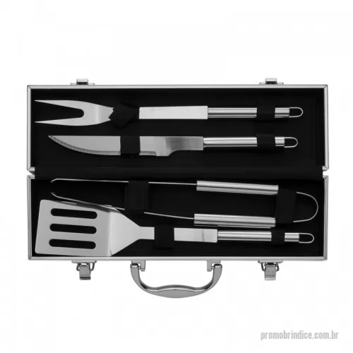 Kit churrasco personalizado - Kit churrasco 4 peças em maleta de alumínio com travas de segurança, contém: espátula, pegador, garfo e faca em inox. Parte interna da maleta com revestimento em tnt e suportes de velcro para fixação das peças.