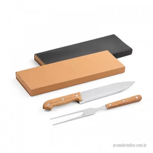 Kit churrasco personalizado - Kit churrasco em caixa kraft. Composto por 2 utensílios em aço inox e bambu: faca chefe e garfo. Próprio para contato com alimento.