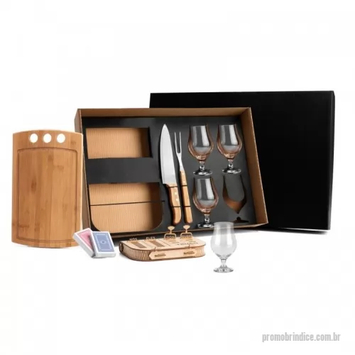 Kit churrasco personalizado - Conjunto para churrasco/cerveja/truco; Acompanha tábua com três furos em bambu; Faca 8'' e garfo em bambu/inox; Quatro copos de cerveja em vidro; Caixa para truco com marcador de tentos e jogos em MDF; Jogo de cartas. Como cortesia, na faca 8