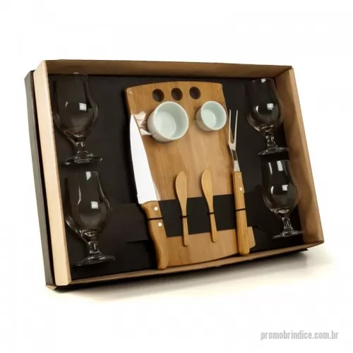 Kit churrasco personalizado - Kit para churrasco, petisco e cerveja; Conta com tábua três furos e duas espátulas em Bambu; Faca 7'' e garfo em Bambu/Inox; Dois ramekins em porcelana; Quatro taças de cerveja em vidro. Como cortesia, na faca 7