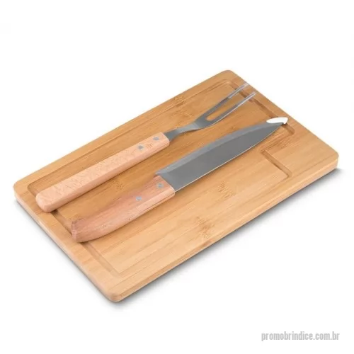 Kit churrasco personalizado - Kit churrasco 3 peças com: tábua de bambu com canaleta, garfo e faca com pegadores em bambu.  Altura :  32,2 cm  Largura :  20,2 cm  Espessura :  1,3 cm