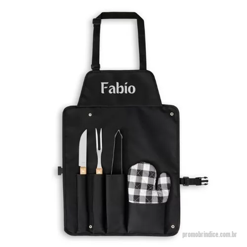 Kit churrasco personalizado - Kit churrasco composto por 4 utensílios: faca, garfo e pinça em aço inox e madeira de Seringueira e uma luva de cozinha. O estojo dobrável em 600D pode ser convertível em avental para sua proteção. Próprio para contato com alimento.