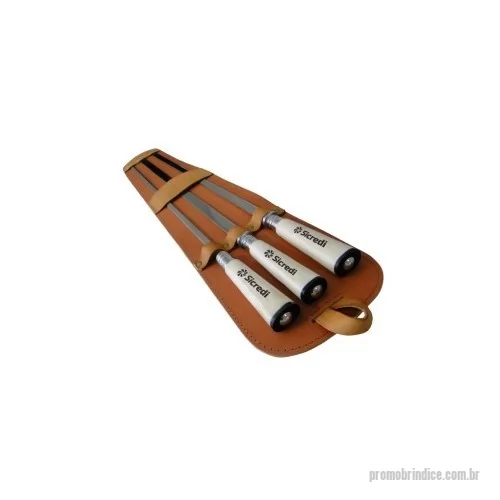 Kit churrasco personalizado - Conjunto de 3 espetos para churrasco, Um espeto 10 mm, 01 espeto 15 mm e 01 espeto 20mm, feitos em aço inox 304. Acompanha Bainha de couro para os 03 espetos. Personalizado a laser na bainha e no espeto (osso).