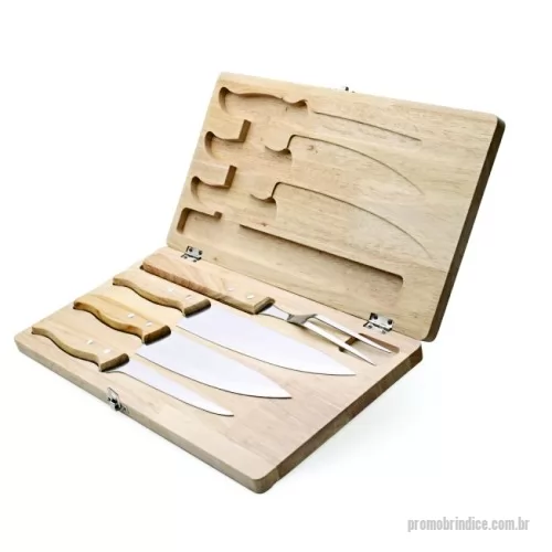 Kit churrasco personalizado - Kit churrasco 4 peças em estojo de madeira. Contém três facas e um garfo.  Altura :  3 cm  Largura :  35,4 cm  Profundidade :  19,8 cm