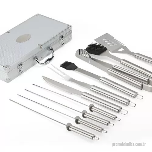Kit churrasco personalizado - Kit churrasco 10 peças em maleta de alumínio com travas de segurança e placa central para personalização. Contém: espátula, pegador, escova para grelha, faca, pincel, garfo e quatro espetos, parte interna da maleta com revestimento em TNT e suportes 