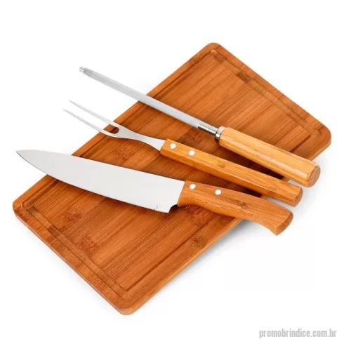 Kit churrasco personalizado - Kit churrasco com tábua retangular st (med.:320x200x15mm), faca 8'', garfo e afiador em bambu/aço inox.