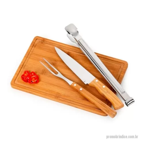 Kit churrasco personalizado - Kit churrasco com tábua retangular st (med.:320x200x15mm), faca 7'', garfo em bambu/ aço inox e pegador inox com 33cm.
