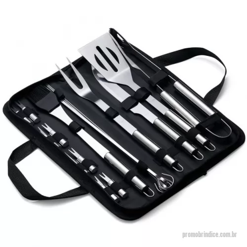 Kit churrasco personalizado -  Kit Churrasco 17 Peças em estojo de nylon com alça. Contém: pegador, garfo, espátula, faca, pincel, 4 espetos e 8 garfos pequenos para petiscos. Utensílios de inox com proteções plásticas e parte interna com velcro para fixação das peças, acompanha plaquinha metálica para personalização.