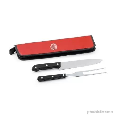 Kit churrasco personalizado - Kit Churrasco c/ 2 Itens Personalizados. Eleve o padrão dos eventos corporativos com o nosso Kit churrasco, apresentado em um estojo de 210D. Este conjunto é composto por dois utensílios essenciais para qualquer mestre churrasqueiro: uma faca chefe e um garfo, ambos fabricados em aço inox e PP de alta qualidade. É o brinde ideal para empresas que desejam oferecer algo único e prático, perfeito para aqueles momentos de confraternização. Escolha este kit como seus brindes corporativos e garanta que sua marca seja lembrada em cada churrasco
