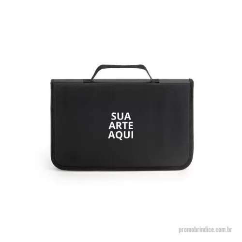 Kit churrasco personalizado - Kit Churrasco 5 itens personalizado. Surpreenda seus clientes e colaboradores com o nosso Kit churrasco em estojo de nylon 210D, o brinde ideal para empresas que valorizam momentos de lazer e confraternização. Este conjunto é composto por uma tábua em PP e 5 utensílios essenciais para o churrasco, incluindo faca chefe, faca boning, faca pequena, garfo e afiador, todos feitos de aço inox e PP para garantir durabilidade e qualidade. Com dimensões do estojo de 350 x 230 x 40 mm e da tábua de 283 x 192 x 5 mm, este kit é um brinde corporativo prático e elegante, perfeito para promover a sua marca em eventos e reuniões empresariais