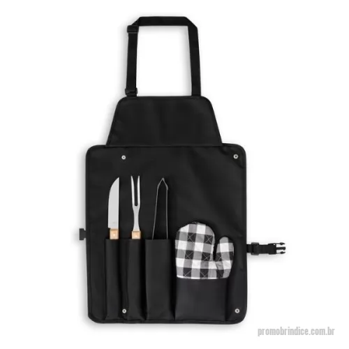 Kit churrasco personalizado - Kit churrasco 4 itens Personalizado .Eleve o padrão dos seus eventos corporativos com o nosso Kit churrasco, um brinde que combina funcionalidade e estilo. Este conjunto é composto por 4 utensílios essenciais: uma faca, um garfo e uma pinça, todos feitos de aço inox e madeira de Seringueira, além de uma luva de cozinha para segurança. O estojo dobrável em 600D é versátil, podendo ser convertido em um avental, garantindo proteção durante o uso. Com dimensões de 130 x 480 mm quando dobrado e fechado, é o brinde perfeito para empresa, ideal para presentear colaboradores e clientes com um toque de apreço e consideração.