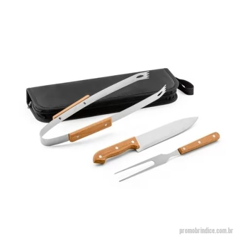 Kit churrasco personalizado - Estojo Churrasco Personalizado. Transforme o churrasco em uma experiência inesquecível com o nosso Kit churrasco em estojo de 210D, um brinde excepcional para sua empresa. Este conjunto é composto por 3 utensílios indispensáveis para o mestre churrasqueiro: uma faca chefe, uma pinça e um garfo, todos feitos de aço inox e madeira de Seringueira, garantindo qualidade e um toque rústico. Com dimensões do estojo de 350 x 130 x 20 mm, é um brinde corporativo prático e elegante, ideal para presentear clientes e colaboradores em eventos e ações promocionais da sua empresa.