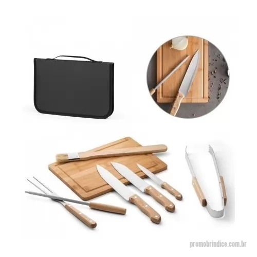 Kit churrasco personalizado - Kit churrasco em estojo de PU e 210D. Composto por tábua em bambu e 7 utensílios em aço inox e madeira de Seringueira: faca japonesa, faca chefe, garfo, pinça, faca pequena, afiador e pincel. Certificação EU Food Grade. A cor e o resultado da impressão nos materiais naturais pode variar entre produtos. Estojo: 250 x 370 x 45 mm | Tábua: 300 x 200 x 11,6 mm