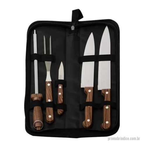 Kit churrasco personalizado - O kit perfeito para os verdadeiros amantes de churrasco! Composto por 5 peças em inox com pegas de madeira, nosso kit inclui três facas, sendo de 7”, 6” e 3” polegadas, além de um garfo e uma chaira, todos acomodados em um prático estojo de nylon, ideal para transportar facilmente para qualquer lugar.  Altura :  35 cm Largura :  11,2 cm Espessura :  4 cm Medidas aproximadas para gravação (CxL):  Estojo: 29 cm x 7 cm Peso aproximado (g):  462  Medidas Chaira: 30,5 cm x 3,3 cm x 1,9 cm Medidas Aproximadas para Gravação Chaira: 4 cm x 1 cm Medidas Garfo: 25,6 cm x 2,2 cm x 1,3 cm Medidas Aproximadas para Gravação Garfo: 2 cm x 1 cm Medidas Faca 3 pol.: 16,6 cm x 1,9 cm x 1 cm Medidas Aproximadas para Gravação Faca 3 pol.: 2 cm x 0,5 cm Medidas Faca 6 pol.: 29,5 cm x 3,5 cm x 1,8 cm Medidas Aproximadas para Gravação Faca 6 pol.: 2 cm x 1 cm Medidas Faca 7 pol.: 32 cm x 3,4 cm x 1,3 cm Medidas Aproximadas para Gravação Faca 7 pol.: 2 cm x 1 cm