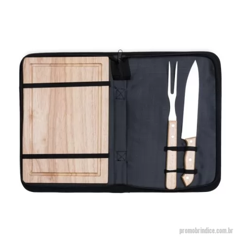 Kit churrasco personalizado -  Kit churrasco 3 peças em estojo de nylon com alça. Possui tábua de madeira com canaleta, garfo e faca. Acompanha proteções plásticas e parte interna com elástico para fixar as peças.