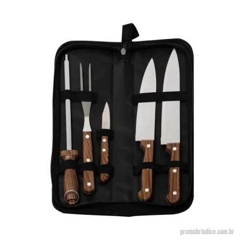 Kit churrasco personalizado - O kit perfeito para os verdadeiros amantes de churrasco! Composto por 5 peças em inox com pegas de madeira, nosso kit inclui três facas, sendo de 7”, 6” e 3” polegadas,  além de um garfo e uma chaira,  todos acomodados em um prático estojo de nylon, ideal para transportar facilmente para qualquer lugar. Medidas Chaira: 30,5 cm x 3,3 cm x 1,9 cm  Garfo: 25,6 cm x 2,2 cm x 1,3 cm Faca 3 pol.: 16,6 cm x 1,9 cm x 1 cm Faca 6 pol.: 29,5 cm x 3,5 cm x 1,8 cm Faca 7 pol.: 32 cm x 3,4 cm x 1,3 cm