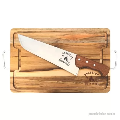 Kit churrasco personalizado - Que tal um brinde para a vida toda? Kit churrasco com faca padrão rodízio, lâmina 12” (30cm) e tábua churrasco 30cm X 43cm confeccionada em teca. Gravação da logo a laser na faca e na tábua. Acompanha caixa para presente com listras em marrom. Despachamos com frete pago para Sul, Sudeste e Centro Oeste.