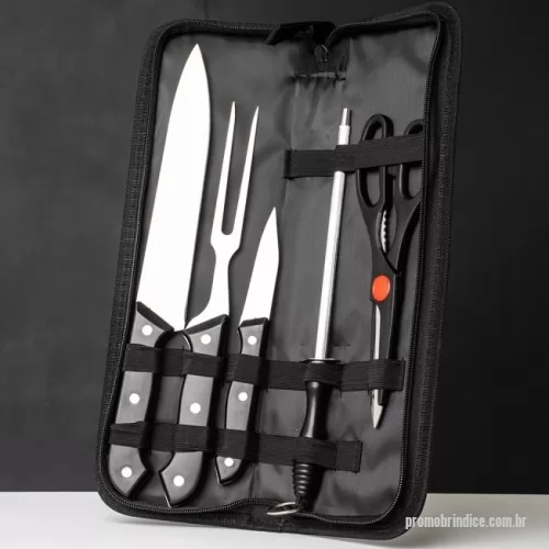 Kit churrasco personalizado - Churrascos irresistíveis começam com os utensílios certos! Nosso kit de 5 peças em inox, com cabos plásticos e estojo em nylon, inclui: uma faca chef de 7 polegadas, versátil para diversas tarefas na cozinha; uma faca de legumes de 3 polegadas, ideal para descascar e cortar vegetais; um garfo perfeito para dominar a grelha; uma chaira, essencial para manter as facas sempre afiadas; e uma tesoura multiuso para cortar alimentos, legumes, verduras e carnes. Além disso, a tesoura possui pequenos dentes entre os cabos que funcionam como um quebra-nozes. O kit também acompanha uma plaquinha de metal, permitindo personalizar e dar um toque único ao churrasco. Este kit é perfeito para preparar churrascos deliciosos!