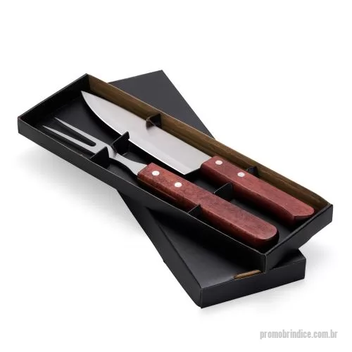 Kit churrasco personalizado - Kit Churrasco 2 Peças. Este conjunto vem em um estojo de papel kraft. O kit inclui uma faca de 7 polegadas e um garfo, ambos em inox com cabos de madeira. Um churrasco de respeito merece utensílios de qualidade!