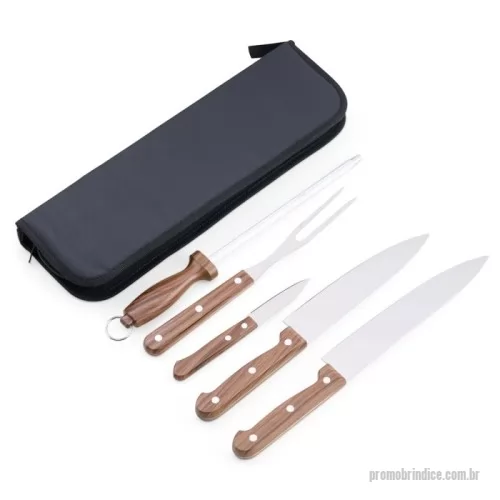 Kit churrasco personalizado - O kit perfeito para os verdadeiros amantes de churrasco! Composto por 5 peças em inox com cabos de madeira, nosso kit inclui três facas, sendo de 7”, 6” e 3” polegadas, além de um garfo e uma chaira, todos acomodados em um prático estojo de nylon, ideal para transportar facilmente para qualquer lugar.