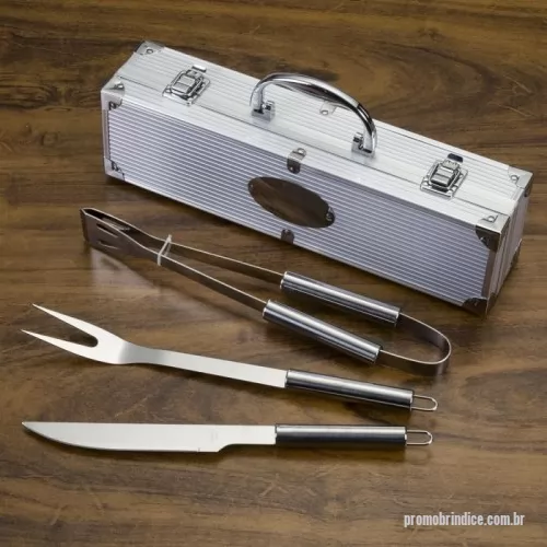 Kit churrasco personalizado - Kit churrasco 3 peças em maleta de alumínio com relevo. Possui: faca, garfo e pegador em inox(todas peças possuem proteção plástica) detalhes em metal nas bordas da maleta, duas dobradiças na parte inferior, uma alça e duas presilhas para travar/abrir maleta. Parte interna revestida de tecido tnt e velcro para guardar as peças.