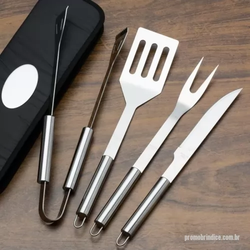 Kit churrasco personalizado - Kit churrasco 4 peças em estojo de nylon com alça. Possui: pegador, garfo, espátula e faca em inox, acompanha proteções plásticas e parte interna com velcro para guardar as peças.