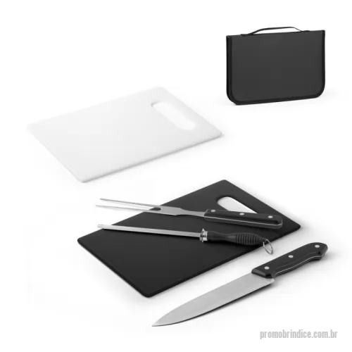 Kit churrasco personalizado - Kit churrasco em estojo de 210D com peças em aço inox e PP. Composto por tábua em PP e 3 utensílios: faca chefe, garfo e afiador. Certificação EU Food Grade. Estojo: 220 x 345 x 30 mm | Tábua: 195 x 285 x 5 mm