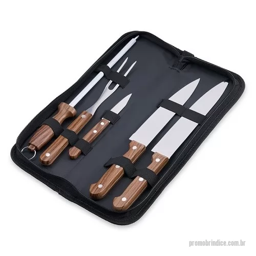 Kit churrasco personalizado - Kit Churrasco 5 Peças Composto por 5 peças em inox com pegas de madeira, nosso kit inclui três facas, sendo de 7”, 6” e 3” polegadas, além de um garfo e uma chaira, todos acomodados em um prático estojo de nylon, ideal para transportar facilmente para qualquer lugar. O kit perfeito para os verdadeiros amantes de churrasco! Altura : 35 cm x Largura : 11,2 cm x Espessura : 4 cm Peso aproximado (g): 462