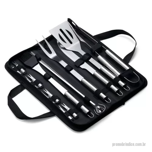 Kit churrasco personalizado - Kit churrasco 17 peças em estojo de nylon com alça, Contém: pegador, garfo, espátula, faca, pincel, 4 espetos e 8 garfos pequenos para petiscos. Utensílios de inox com proteções plásticas e parte interna com velcro para fixação das peças, acompanha plaquina metálica para personalização 