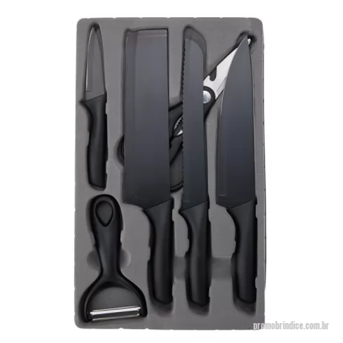 Kit churrasco personalizado - Transforme sua cozinha em um verdadeiro espetáculo com o nosso kit churrasco de 6 peças em inox! Esse conjunto exclusivo une estilo, funcionalidade e qualidade para atender as mais diversas necessidades culinárias. Com lâminas em aço inoxidável de alta durabilidade, cada faca proporciona cortes precisos e eficientes, garantindo uma experiência prática e sem esforço. Além disso, os pegadores oferecem conforto e segurança, mesmo durante o uso prolongado. O design moderno e a cor fosca das peças adicionam um toque de sofisticação a qualquer cozinha, tornando-o um item indispensável tanto para chefs profissionais quanto para amantes da culinária. O conjunto inclui uma faca cutelo com 8?, uma faca de chef com 8?, uma faca de pão 8?, uma faca de aparar com 3,5?, uma tesoura multifunção e um descascador de legumes, itens que garantem versatilidade e desempenho em todas as receitas. Acompanha embalagem de papelão com berço plástico.