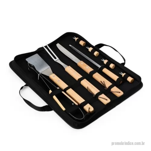 Kit churrasco personalizado - Kit Churrasco 9 Peças  Descrição: O kit completo para um churrasco perfeito! Este conjunto inclui uma faca de 6,5 polegadas, garfo trinchante, pegador, espátula, chaira e 4 pegadores de petiscos, unindo funcionalidade e qualidade em cada peça. Feitas em aço inoxidável, as peças contam com cabos de madeira, que adicionam um toque rústico e elegante ao design. Tudo isso vem acomodado em um prático estojo de nylon com alças, ideal para transporte e organização de cada item. Para deixar o kit ainda mais especial, ele acompanha uma plaquinha metálica personalizável com verso autoadesivo, perfeita para dar um toque exclusivo a esse conjunto indispensável para amantes de churrasco!