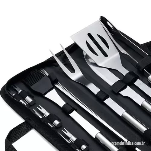 Kit churrasco personalizado - Kit Churrasco 17 Peças em estojo de nylon com alça. Contém: pegador, garfo, espátula, faca, pincel, 4 espetos e 8 garfos pequenos para petiscos. Utensílios de inox com proteções plásticas e parte interna com velcro para fixação das peças, acompanha plaquinha metálica para personalização.
