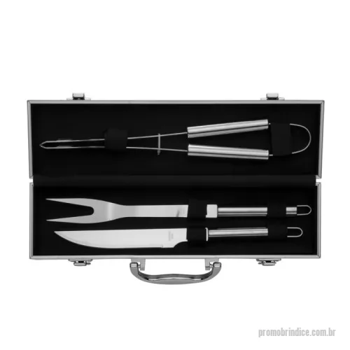 Kit churrasco personalizado - Kit Churrasco 3 peças em maleta de alumínio com relevo. Possui faca, garfo e pegador em inox. Parte interna revestida em TNT e velcro para guardar as peças.