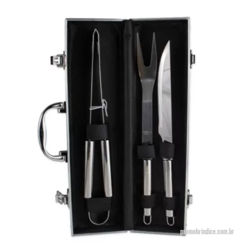 Kit churrasco personalizado - Kit Churrasco 3 Peças Personalizado: Qualidade e Elegância para o Seu Churrasco Perfeito Apresentamos o Kit Churrasco 3 Peças Personalizado, a escolha ideal para quem busca qualidade, precisão e um toque de sofisticação para seus churrascos. Composto por utensílios de alta qualidade e maleta elegante, esse kit é perfeito para levar para qualquer lugar e garantir um churrasco perfeito em qualquer ocasião.  Características Utensílios de alta qualidade: Pinça, garfo e faca de sete polegadas, ideais para preparar carnes e outros alimentos com precisão e eficiência. Maleta de alumínio elegante: Protege os utensílios e facilita o transporte, além de conferir um toque de sofisticação ao kit. Plaquinha para personalização: Permite adicionar sua marca, logo, nome ou mensagem, transformando o kit em um brinde único e memorável. Praticidade e organização: O kit completo em uma maleta compacta, ideal para levar em viagens, piqueniques ou para presentear. Vantagens Qualidade: Utensílios de alta qua