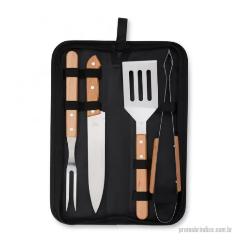 Kit churrasco personalizado - Descrição: Prepare churrascos memoráveis e deliciosos com o nosso kit  com quatro peças essenciais: espátula, garfo, pegador e faca de 7 polegadas, todas em aço inox com cabos de madeira, acomodadas em um estojo de nylon que facilita o armazenamento e transporte. Para maior exclusividade, acompanha uma plaquinha metálica personalizável com verso autoadesivo.  Largura :  12,1 cm  Espessura :  4,7 cm  Comprimento :  38,8 cm  Medidas aproximadas para gravação (CxL):  Estojo: 9 cm x 34 cm /Plaquinha: 3,5 cm x 7 cm  Peso aproximado (g):  593