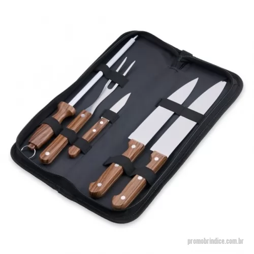 Kit churrasco personalizado - Kit churrasco composto por 5 peças em inox com cabos de madeira, nosso kit inclui três facas, sendo de 7”, 6” e 3” polegadas, além de um garfo e uma chaira, todos acomodados em um prático estojo de nylon, ideal para transportar facilmente para qualquer lugar.