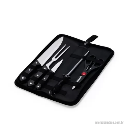 Kit churrasco personalizado - Churrascos irresistíveis começam com os utensílios certos! Nosso kit de 5 peças em inox, com cabos plásticos e estojo em nylon, inclui: uma faca chef de 7 polegadas, versátil para diversas tarefas na cozinha; uma faca de legumes de 3 polegadas, ideal para descascar e cortar vegetais; um garfo perfeito para dominar a grelha; uma chaira, essencial para manter as facas sempre afiadas; e uma tesoura multiuso para cortar alimentos, legumes, verduras e carnes. Além disso, a tesoura possui pequenos dentes entre os cabos que funcionam como um quebra-nozes. O kit também acompanha uma plaquinha de metal, permitindo personalizar e dar um toque único ao churrasco. Este kit é perfeito para preparar churrascos deliciosos!