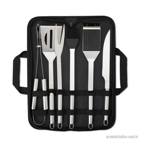 Kit churrasco personalizado - O kit é composto por pegador, espátula, pincel, garfo e escova para grelha com dois furos para pendurá-la onde desejar. Além disso, as peças vêm acomodadas em um estojo de nylon com alça, tornando o kit fácil de transportar e proteger.