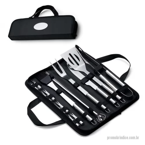 Kit churrasco personalizado - Kit Churrasco 17 Peças em estojo de nylon com alça. Contém: pegador, garfo, espátula, faca, pincel, 4 espetos e 8 garfos pequenos para petiscos. Utensílios de inox com proteções plásticas e parte interna com velcro para fixação das peças, acompanha plaquinha metálica para personalização.
