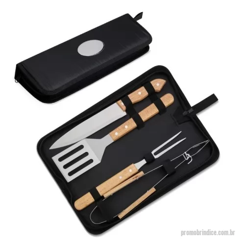 Kit churrasco personalizado - Kit churrasco 4 peças em estojo de nylon com alça. Possui: pegador, garfo, faca e espátula de madeira, acompanha plaquinha para personalização, proteções plásticas(faca e garfo) e parte interna com elástico para guardar as peças.