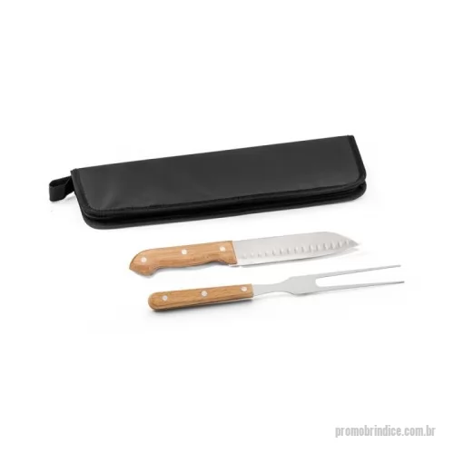 Kit churrasco personalizado - Kit churrasco com estojo em 210D. Composto por 2 utensílios : garfo e faca japonesa em aço inox com cabos em madeira. Certificação EU Food Grade. A cor e o resultado da impressão nos materiais naturais pode variar entre produtos. Garfo: 300 mm | Faca Japonesa: 285 mm | Dimensão da mala: 350x130x20mm