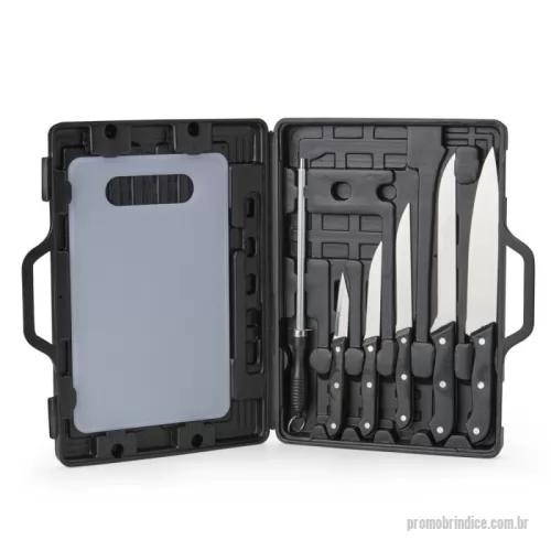 Kit churrasco personalizado - Um kit completo para ajudar na preparação de um churrasco inteiro e deixar o momento de confraternização ainda melhor. Este conjunto traz 7 itens, incluindo 1 tábua em plástico, 1 chaira em aço inox, e 5 facas em tamanhos diferentes do mesmo material: 1 faca de legumes (com 3 polegadas de lâmina), 1 faca de cozinha (com lâmina de 4 polegadas), 1 faca de desossar (com lâmina de 5 polegadas), 1 faca trinchante (com lâmina de 7 polegadas) e 1 faca peixeira (com lâmina de 8 polegadas). Tudo isso acompanhada por uma elegante maleta para facilitar a organização e o transporte do kit.