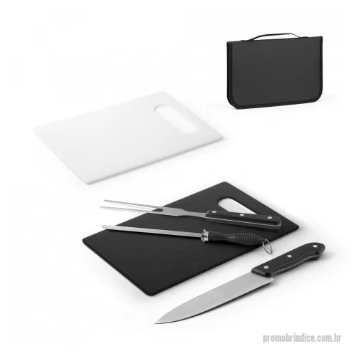 Kit churrasco personalizado - Kit churrasco em estojo de 210D com peças em aço inox e PP. Composto por tábua em PP e 3 utensílios: faca chefe, garfo e afiador. Certificação EU Food Grade.