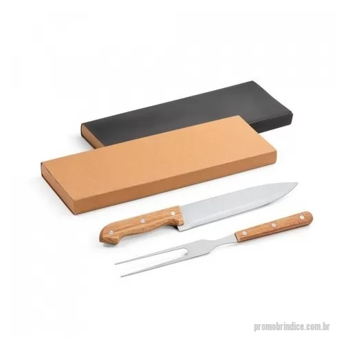 Kit churrasco personalizado - Kit churrasco em caixa kraft de papel reciclado. Composto por 2 utensílios em aço inox e bambu: faca chefe e garfo. Certificação EU Food Grade. A cor e o resultado da impressão nos materiais naturais pode variar entre produtos.