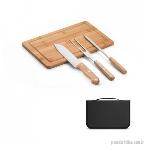 Kit churrasco personalizado - Kit churrasco em estojo de 210D. Composto por tábua em bambu e 3 utensílios em aço inox e madeira de Seringueira: faca japonesa, garfo e afiador. Certificação EU Food Grade. A cor e o resultado da impressão nos materiais naturais pode variar entre produtos. 