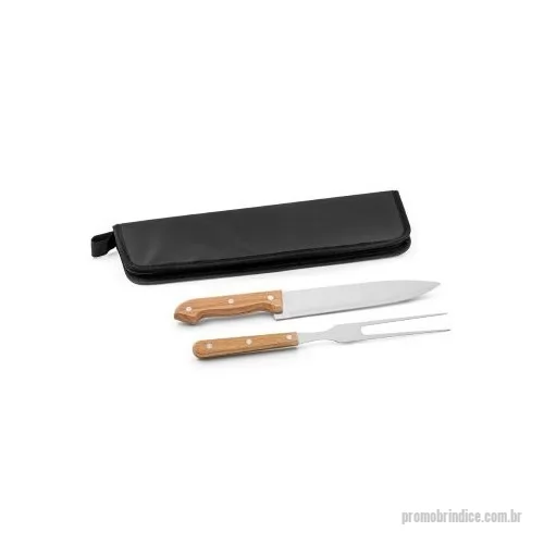 Kit churrasco personalizado - Kit churrasco em estojo de 210D. Composto por 2 utensílios em aço inox e madeira Seringueira: faca chefe e garfo. Certificação EU Food Grade. Estojo: 350 x 130 x 20 mm
