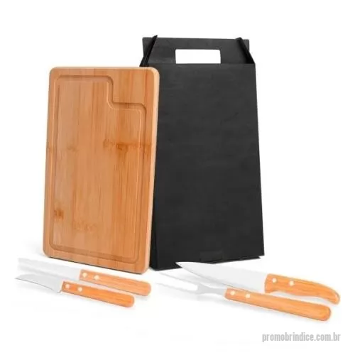 Kit churrasco personalizado - Conjunto composto por uma tábua retangular em tripla camada invertida de Bambu com sulco; faca 7” e faca 3” de legumes em Bambu/Inox; garfo trinchante e faca 4” de frutas em Madeira/Inox.