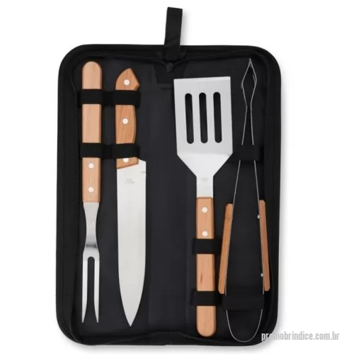 Kit churrasco personalizado - Espátula, garfo, pegador e faca de 7 polegadas, todas em aço inox com cabos de madeira, acomodadas em um estojo de nylon que facilita o armazenamento e transporte. Para maior exclusividade, acompanha uma plaquinha metálica personalizável com verso autoadesivo.  Largura: 12,1 cm Espessura: 4,7 cm Comprimento: 38,8 cm Peso aproximado (g): 593 Medidas aproximadas para gravação (CxL): Estojo: 9 cm x 34 cm /Plaquinha: 3,5 cm x 7 cm