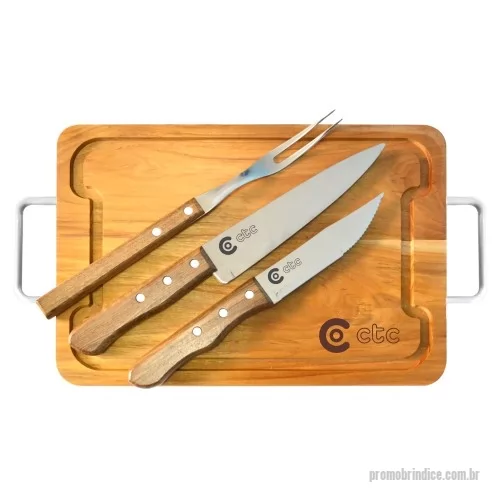 Kit churrasco personalizado - Tábuas e kits churrasco personalizados. Esse é o nosso negócio, está no nosso DNA. São mais de 50 modelos, dos básicos aos mais completos, garantindo que sempre haverá um produto que se encaixe nas suas necessidades. Tábua com canaleta com duas facas e garfo  Simonaggio. Gravação indelével da logo a laser na tábua e nas facas. Acompanha embalagem para presente com listras em marrom. Um presente tradicional, útil e durável, garantindo a divulgação da sua marca por muitos anos. Despachamos com frete pago para todo o Brasil. Faça uma consulta e surpreenda-se com a Royal Laser.